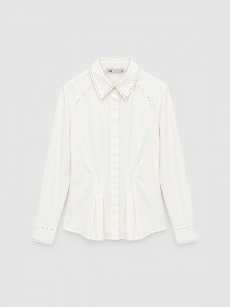 Fitted shirt with topstitching.