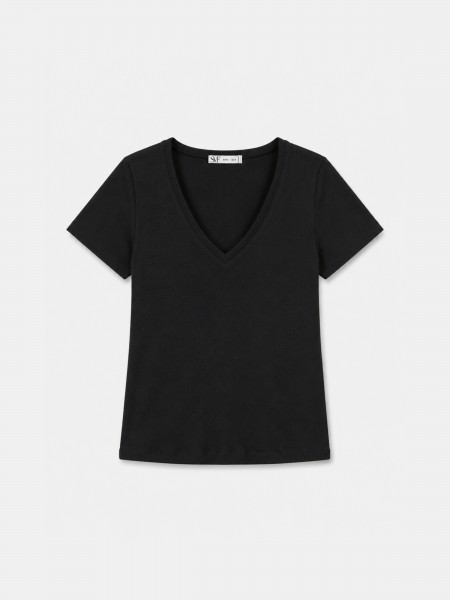 V-neck t-shirt