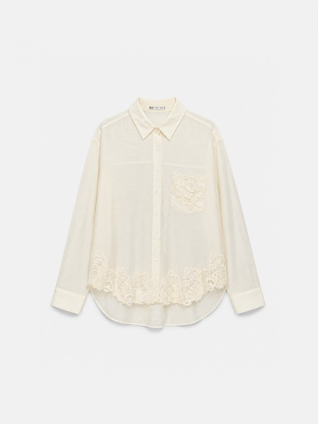 Long-sleeved shirt with embroidery.