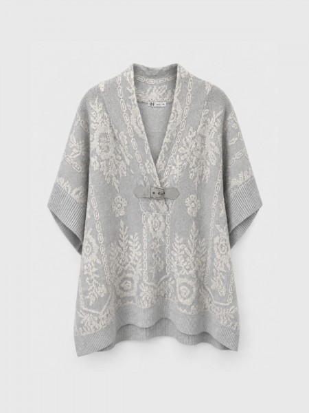 Knitted poncho with buckle
