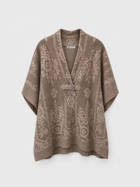 Knitted poncho with buckle